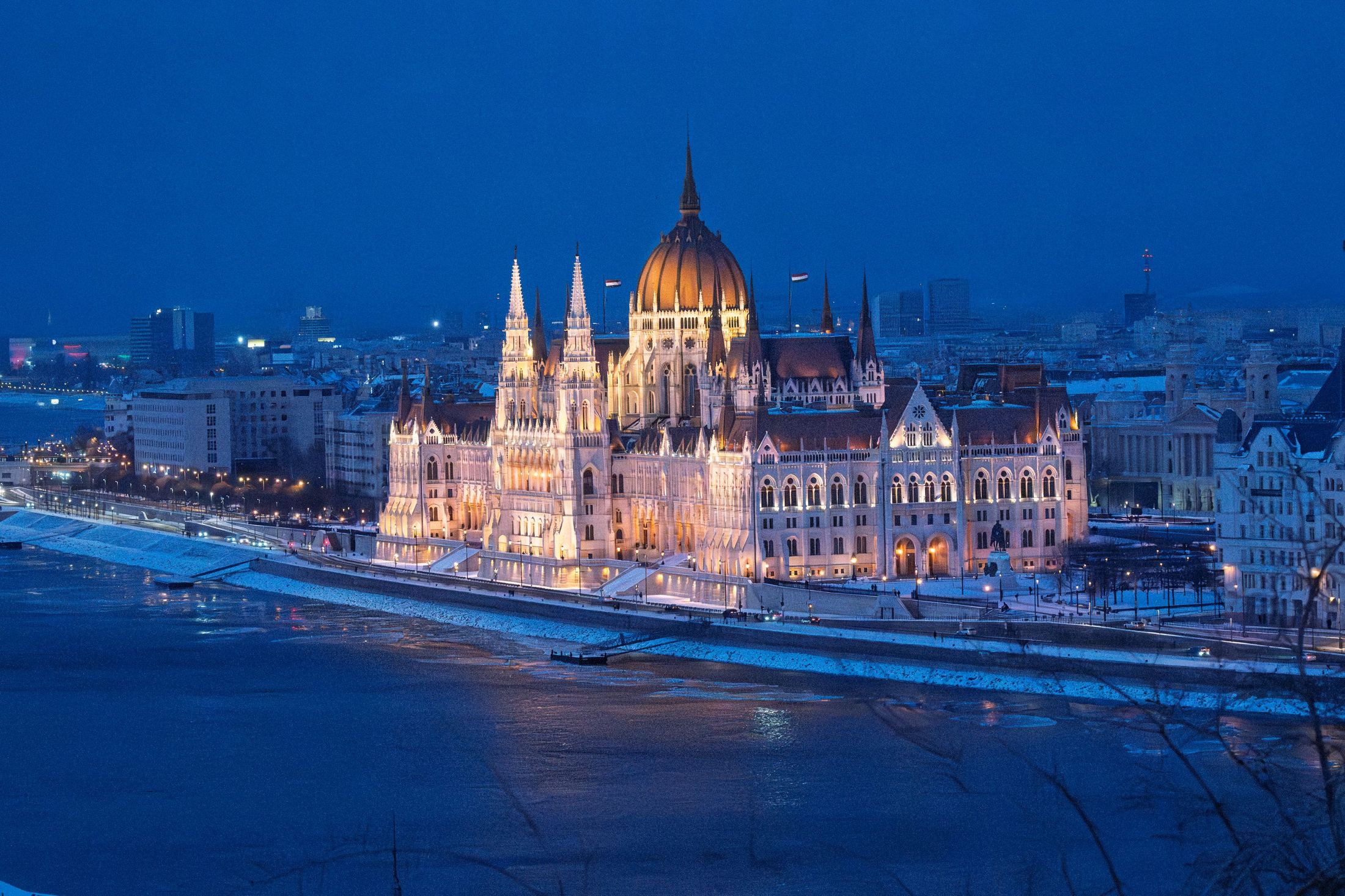 Budapesht parlamenti kechqurun, muzli Dunay